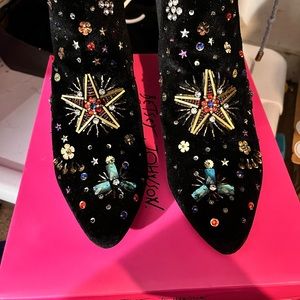Betsy Johnson velvet boooties ,good condition